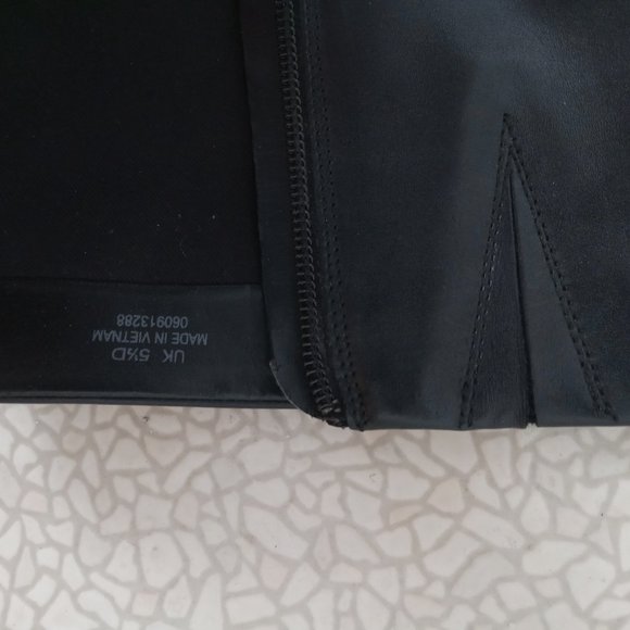 Clark's black leather boots size 5.5D UK 8US - Picture 5 of 7